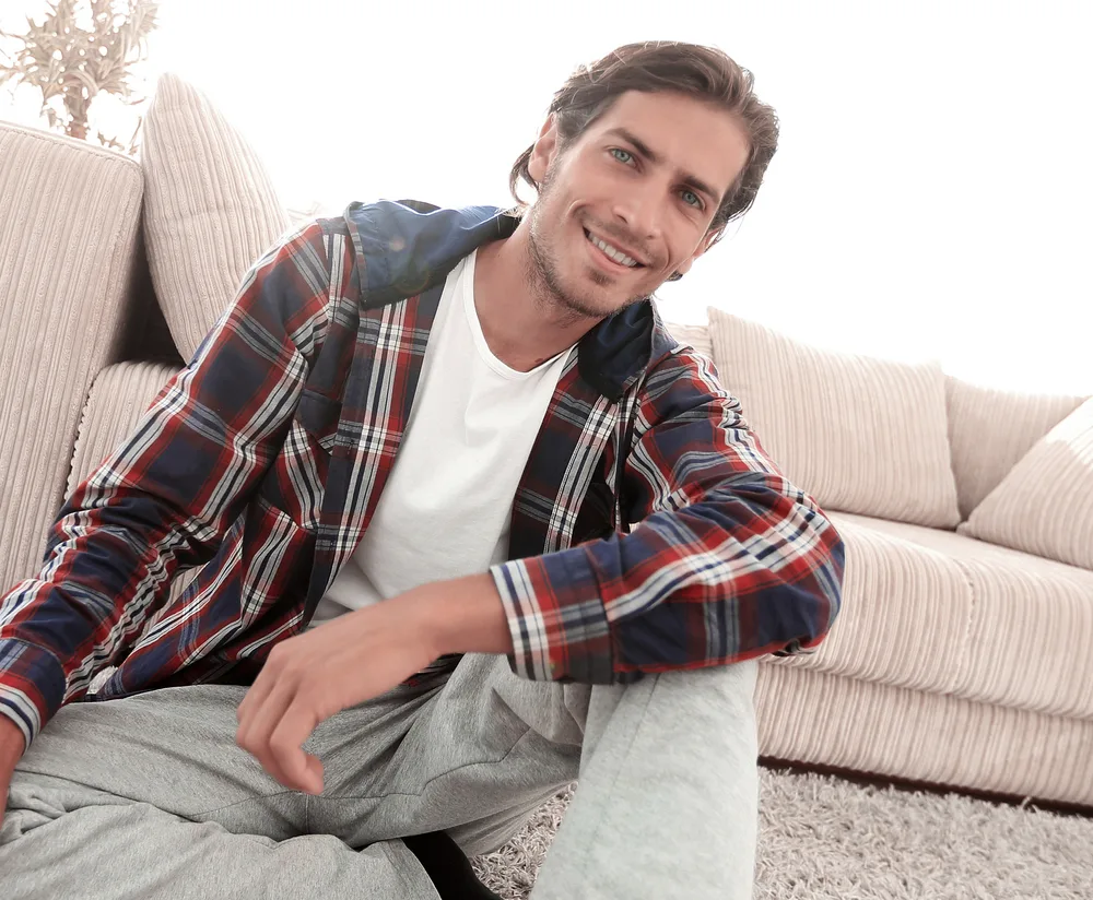 The Best Straight Hair Hairstyles: Men's Styles and Haircuts 15 With his medium-length straight hair type, the white guy exemplifies the sleek and polished look with a blunt fringe that can be achieved with straight, short hair.