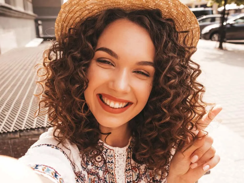 Digital Perm: What Are Digital Perms and How Do They Work? 7 The white girl's thin hair has been transformed into a voluminous crown of wavy locks, courtesy of the skillful hands of a talented hair stylist.