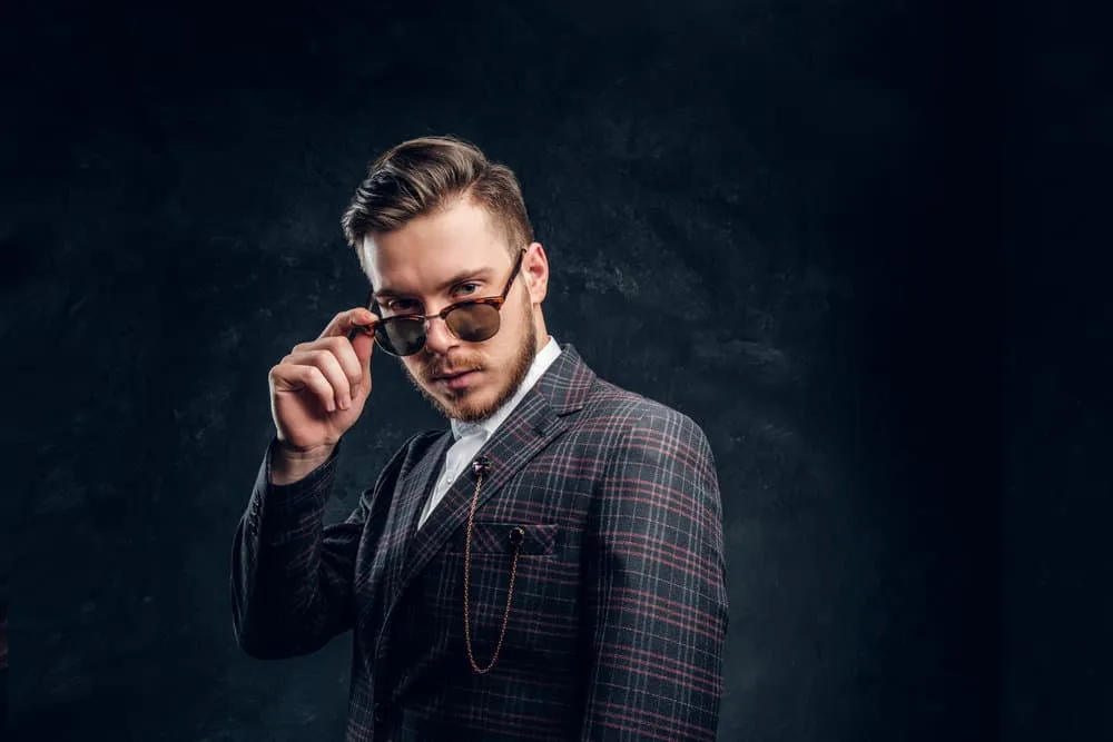 Peaky Blinders Haircut: How to Do Peaky Blinders Haircuts 9 With the best Peaky Blinders haircuts and a carefully maintained lumberjack beard, the white man has his hair shaved to emanate the confidence and allure of a true Peaky Blinders character.