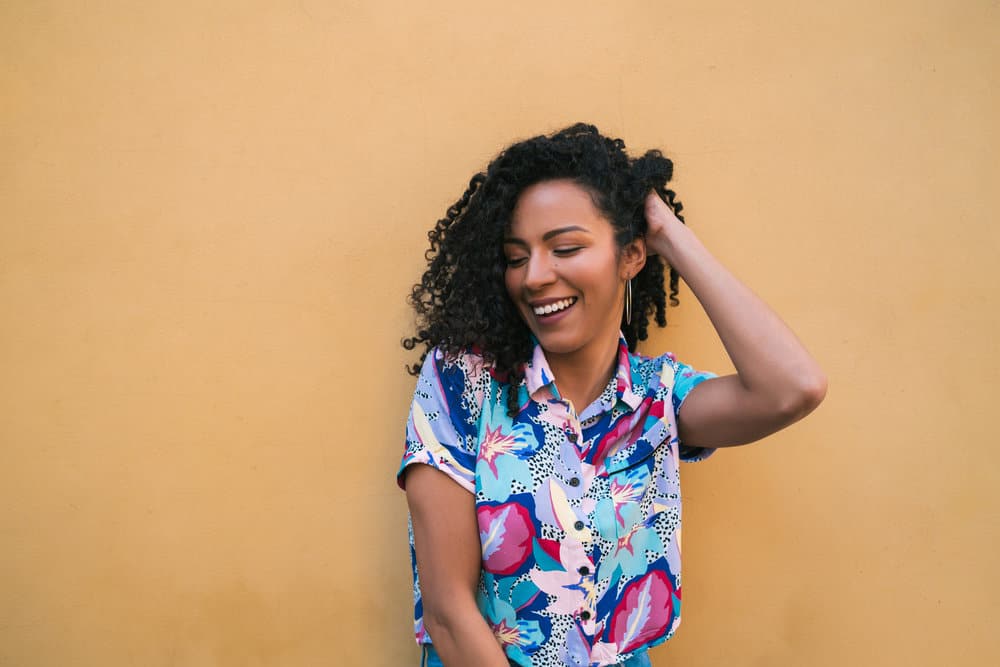 How to Curl Hair for Beginners: How to Put Curls in Your Hair 6 Her fine hair type transforms into frizz-free curls as the curling wand effortlessly creates tight curls that gradually loosen into stunning beachy waves.