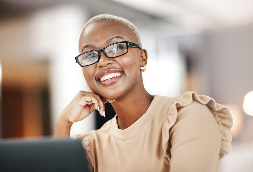 The lovely lady's bleached hair, featuring a blonde demi-permanent color, perfectly accentuates her dark brown skin, creating a captivating visual contrast.