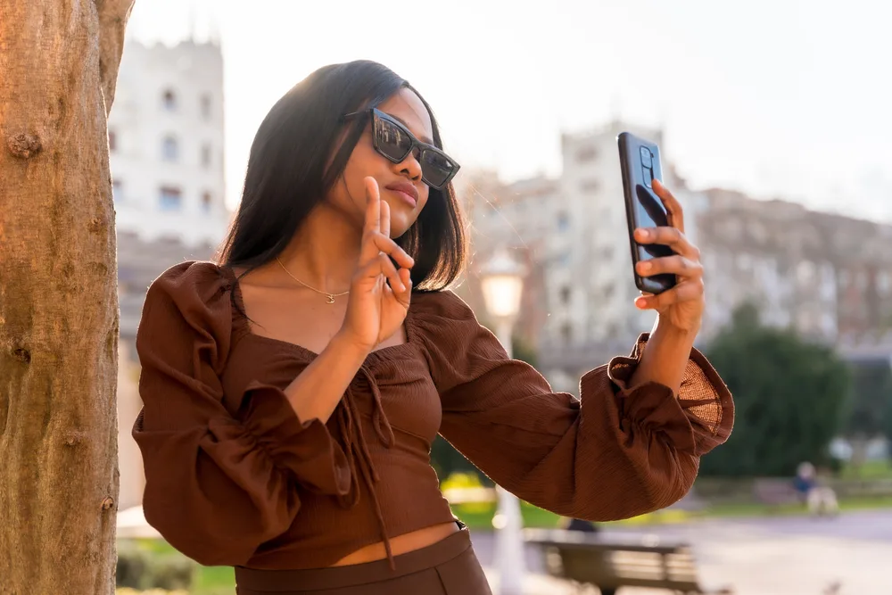 Can You Bleach a Wet Wig? Is Bleaching a Wet Wig Recommended? 4 This beauty expert knows that bleaching damp hair extensions yields the best results for a seamless blend with her natural locks.