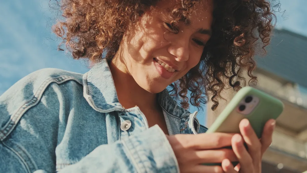 Best Curling Brush for Fine Hair: Top Hot Brushes Revealed 1 An African American female with tight curls on fine and thin hair strands styled her perfect curls with a Troy professional brush iron, one of our recommended hot air brushes.