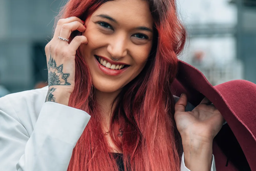 Aesthetic E-Girl Hair: Color Ideas, Hairstyles, and Haircuts 5 Her middle part and winged eyeliner accentuate her e-girl hairstyle, giving her a fierce and edgy look.