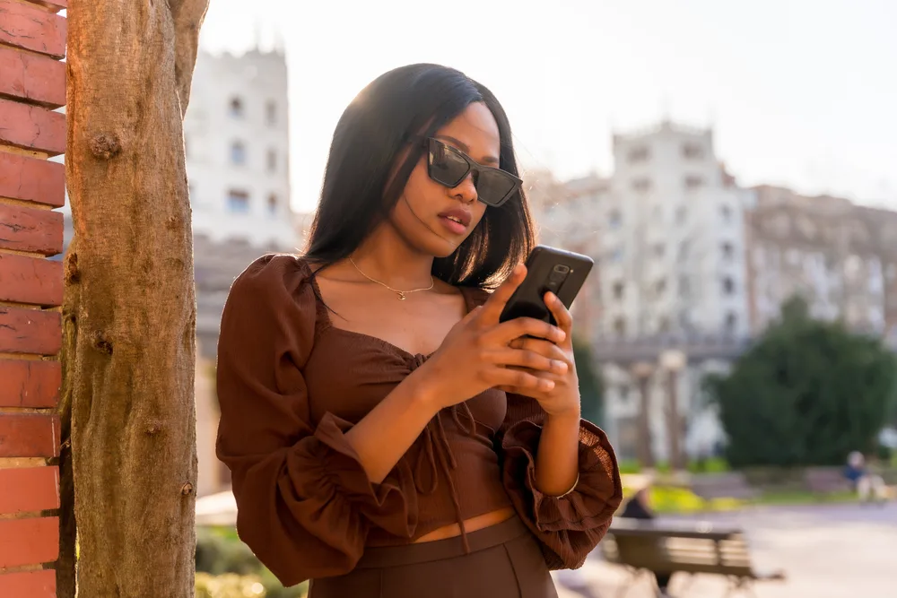 Can You Bleach a Wet Wig? Is Bleaching a Wet Wig Recommended? 7 Understanding the importance of hair care, she deep conditions her tresses before and after bleaching to keep them healthy.