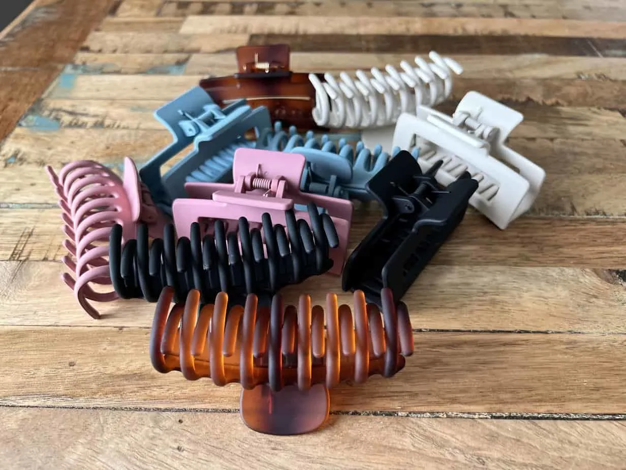 This collection of plastic end cap claw clips for long hair is designed to keep your thin hair strands secure without causing damage or split ends.