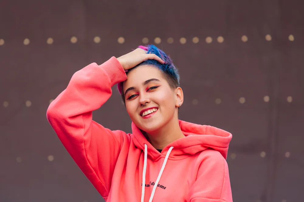 Enby Haircuts: 16 Cute Enby Haircut Styles for All Hair Types 32 With her androgynous hairstyle and prominent cheekbones, she embodies an effortless and captivating sense of androgyny.