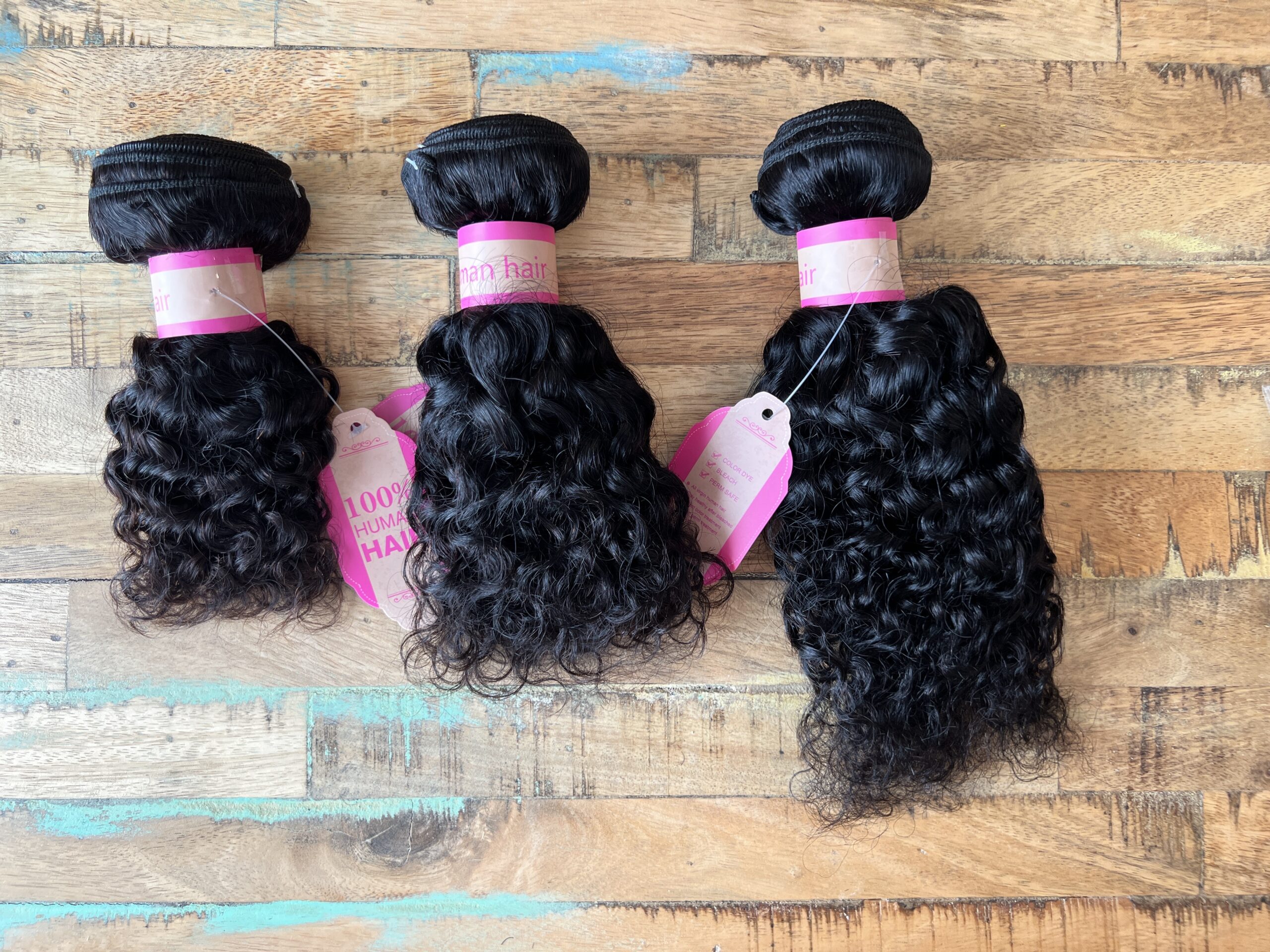 These Brazilian hair strands are 100% human hair with defined curls and are incredibly easy to install. You can also create different hairstyles with these extensions for curly hair.