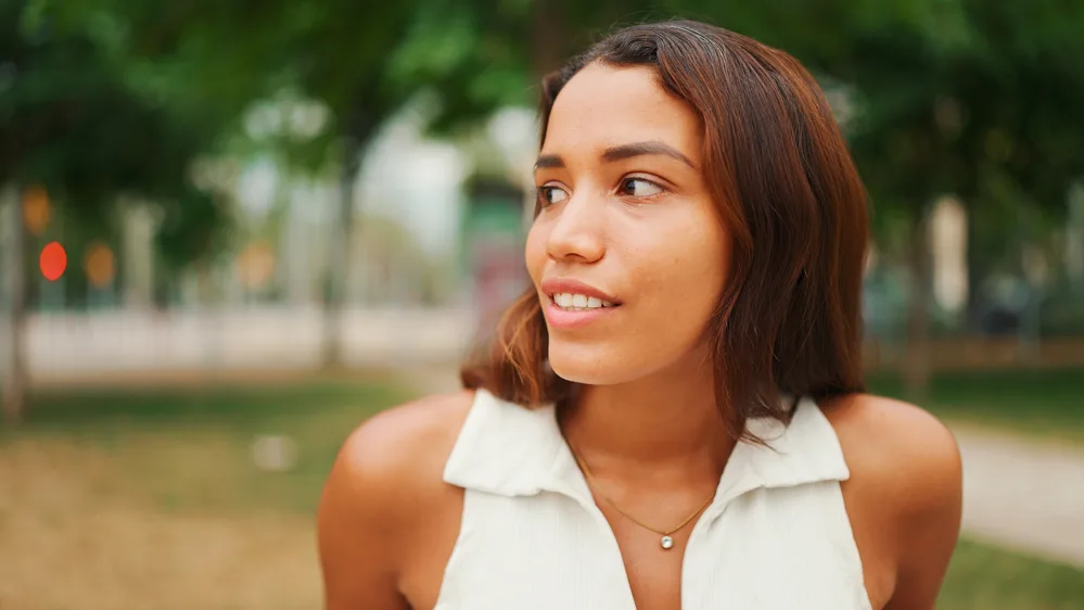 Hair Color Wheel: The Key to Perfect the Color of Your Hair 5 Mindful of her sensitive skin, she opts for a top-rated professional cool tone, ensuring a comfortable and irritation-free hair dyeing experience with brassy tones.