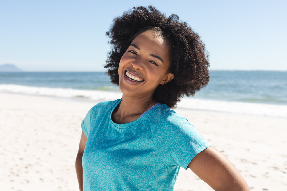 Her curly and natural hair benefits from the restorative properties of blue-green algae and green tea, repairing and protecting each strand.