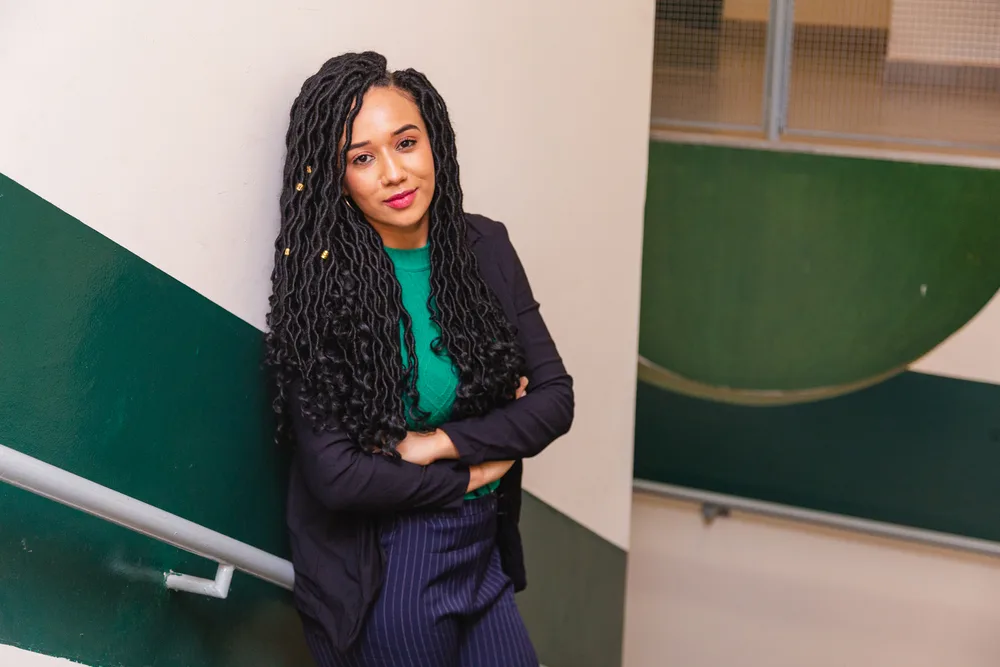 90s Hairstyles: The Best Retro Looks for Modern Times 20 With chunky highlights woven into her micro braids, she adds dimension and style to her hair with a middle part in subtle one-inch sections.