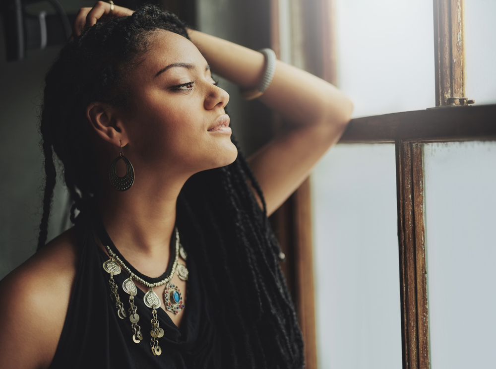 By wearing hair extensions with different hair textures, she demonstrates how the same length of hair can appear different due to varying textures and colors.